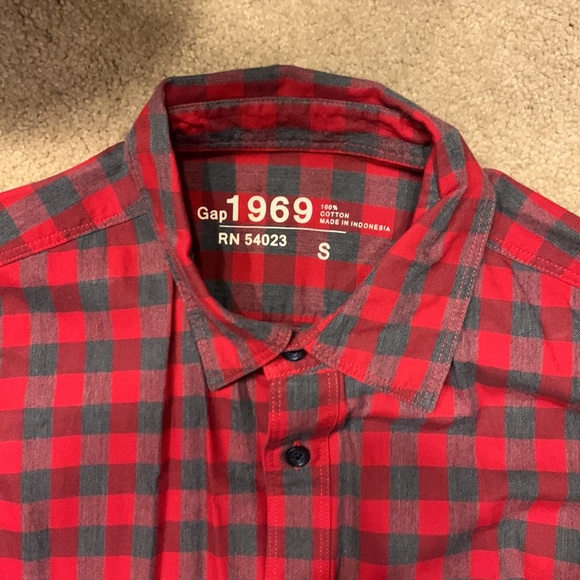 GAP Casual Button-up - Picture 2 of 4